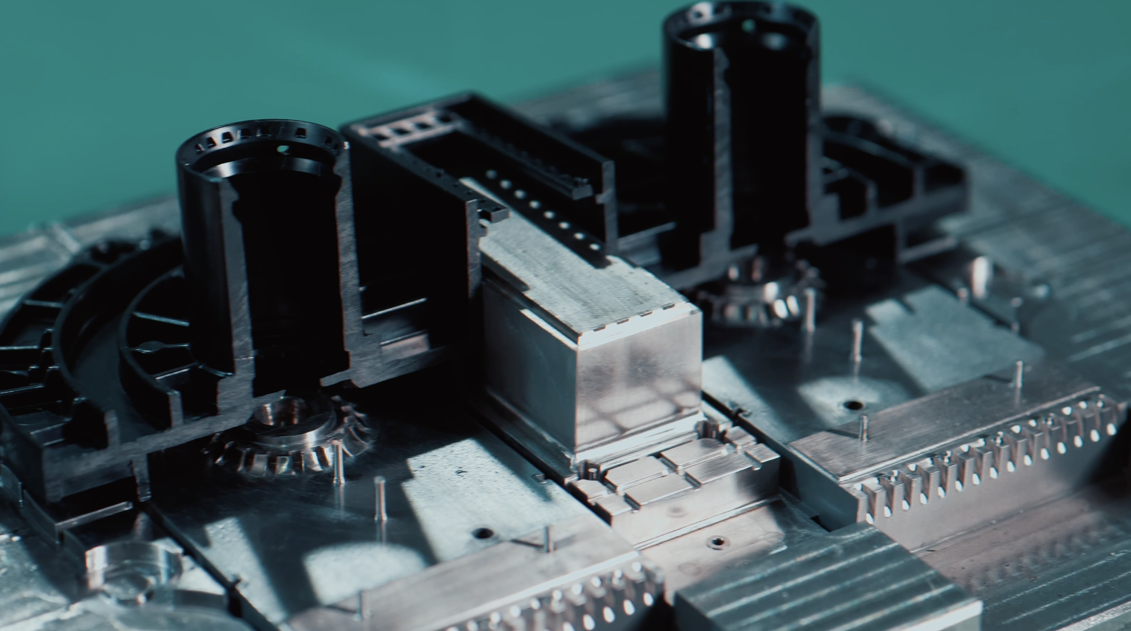 Bulk head connector for busbar tray_Fox Mold