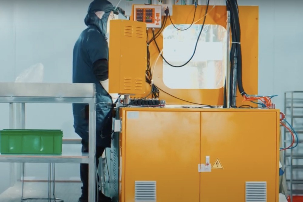 injection molding production machine